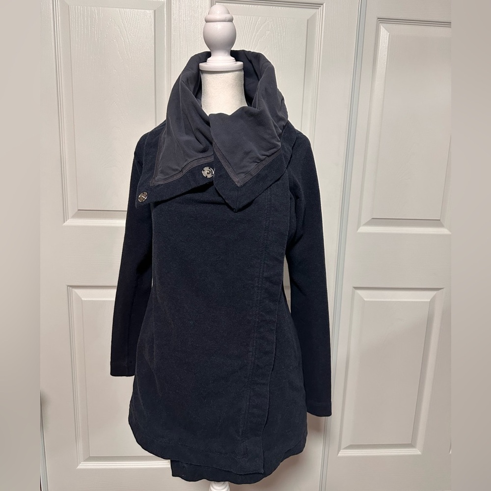 RARE Lululemon Method Wrap in Inkwell color, size 4